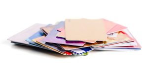 Vylepšení kvality potisku plastových karet prostřednictvím plazmové úpravy povrchu